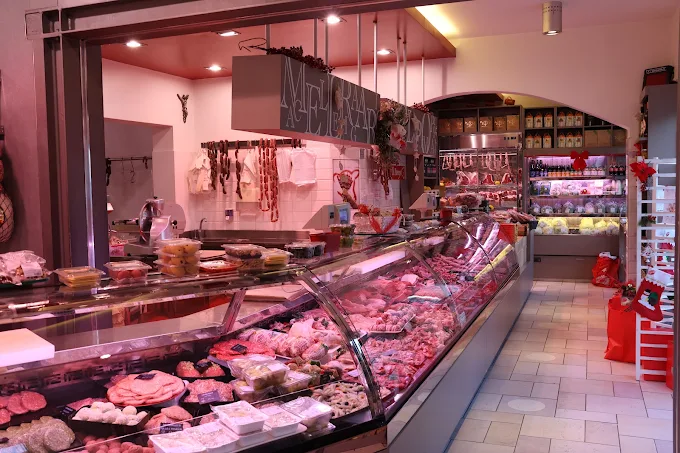 Il banco della Macelleria Pompa a Villa Raspa di Spoltore