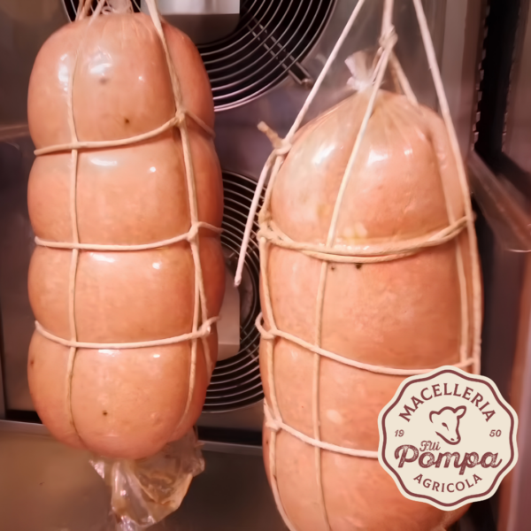 Mortadella artigianale della Macelleria Pompa tagliata sul banco